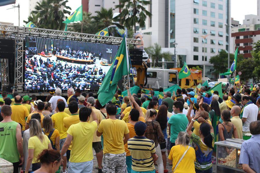 Manifestantes favorveis ao impeachment da presidente Dilma Rousseff acompanham a votao na Praa Portugal (Camila de Almeida/O POVO)