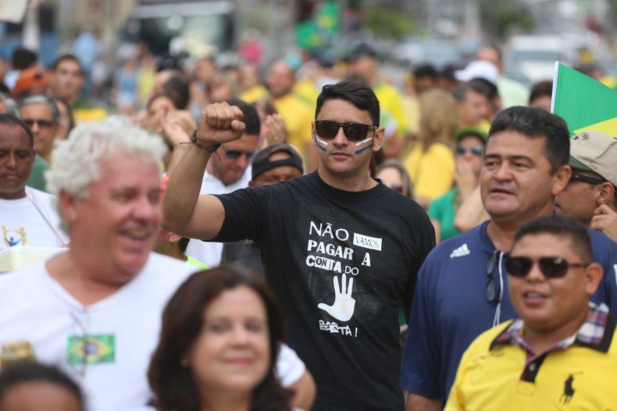 Manifestantes favorveis ao impeachment da presidente Dilma Rousseff acompanham a votao na Praa Portugal (Camila de Almeida/O POVO)