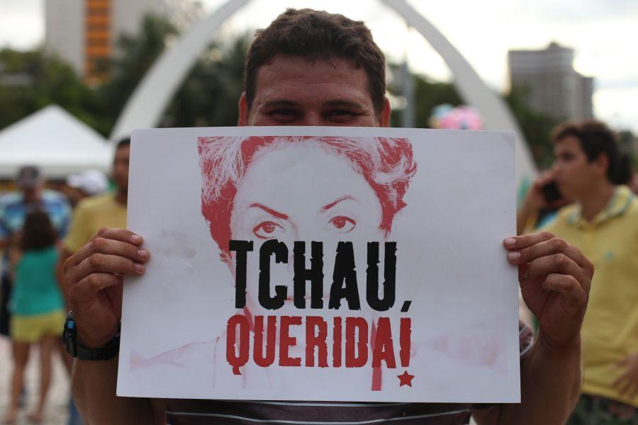 Manifestantes favorveis ao impeachment da presidente Dilma Rousseff acompanham a votao na Praa Portugal (Camila de Almeida/O POVO)