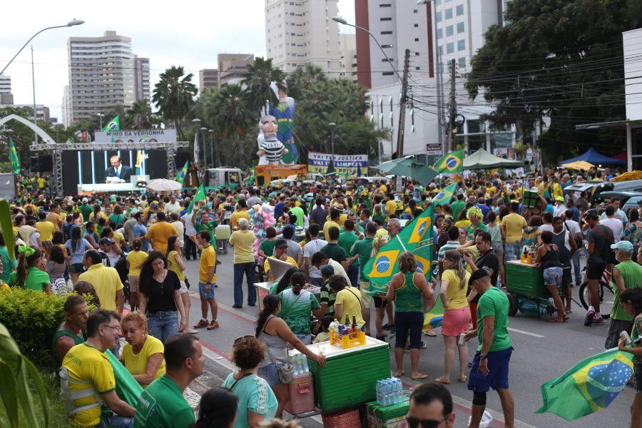 Manifestantes favorveis ao impeachment da presidente Dilma Rousseff acompanham a votao na Praa Portugal (Camila de Almeida/O POVO)