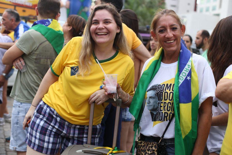 Manifestantes favorveis ao impeachment da presidente Dilma Rousseff acompanham a votao na Praa Portugal (Camila de Almeida/O POVO)