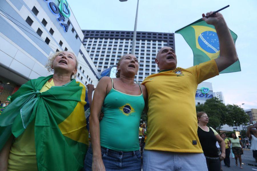 Manifestantes favorveis ao impeachment da presidente Dilma Rousseff acompanham a votao na Praa Portugal (Camila de Almeida/O POVO)