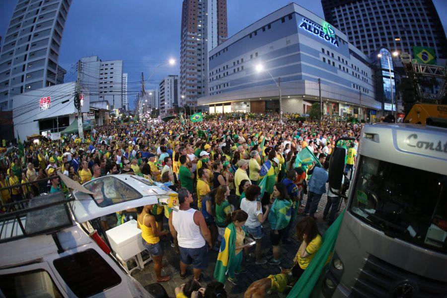 Manifestantes favorveis ao impeachment da presidente Dilma Rousseff acompanham a votao na Praa Portugal (Camila de Almeida/O POVO)