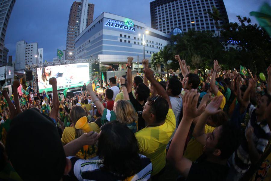 Manifestantes favorveis ao impeachment da presidente Dilma Rousseff acompanham a votao na Praa Portugal (Camila de Almeida/O POVO)