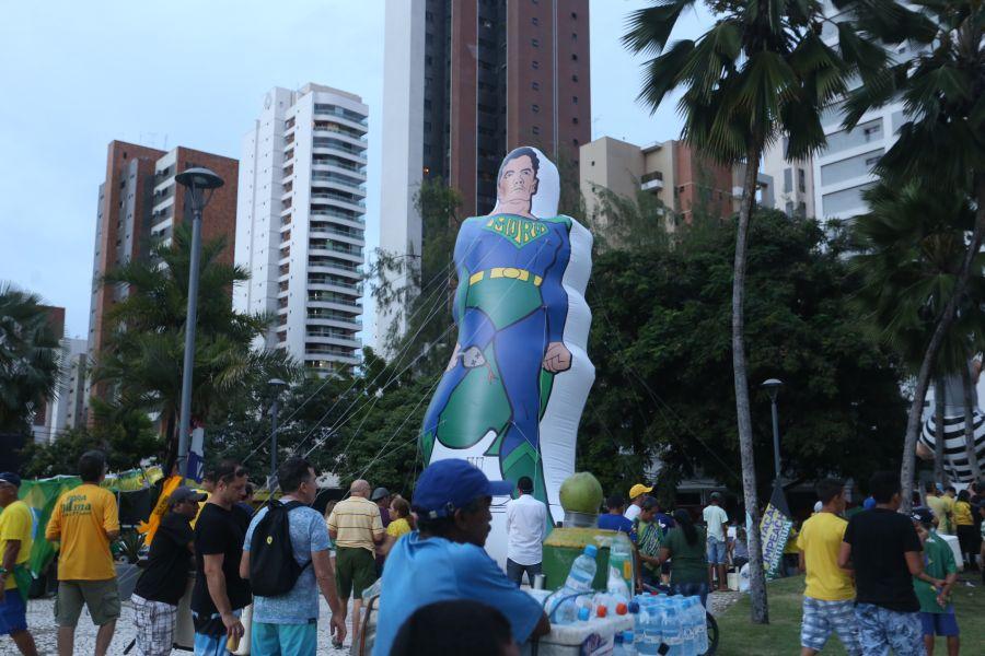 Manifestantes favorveis ao impeachment da presidente Dilma Rousseff acompanham a votao na Praa Portugal (Camila de Almeida/O POVO)