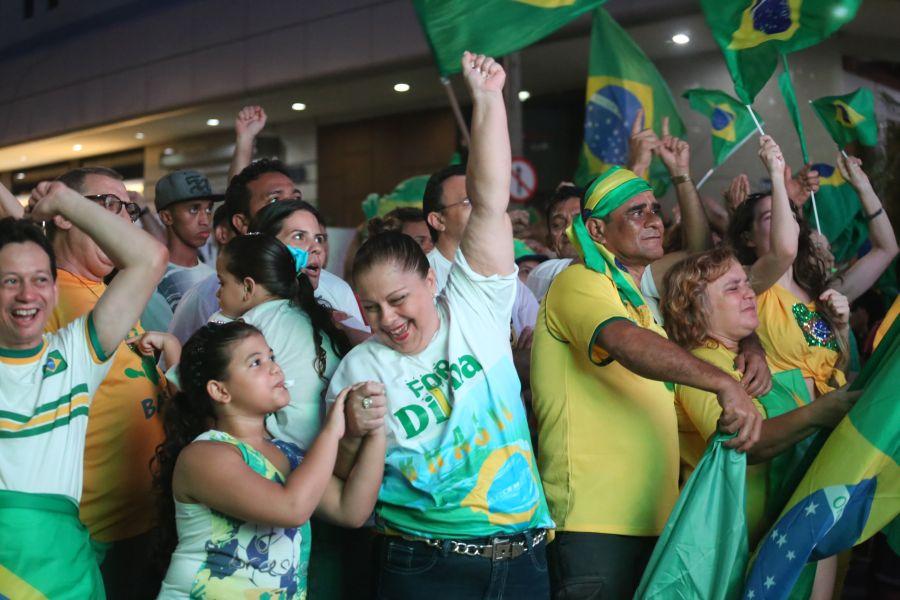 Manifestantes favorveis ao impeachment da presidente Dilma Rousseff acompanham a votao na Praa Portugal (Camila de Almeida/O POVO)