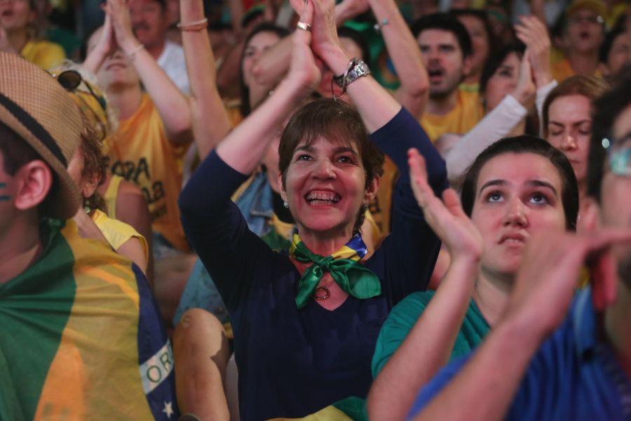 Manifestantes favorveis ao impeachment da presidente Dilma Rousseff acompanham a votao na Praa Portugal (Camila de Almeida/O POVO)