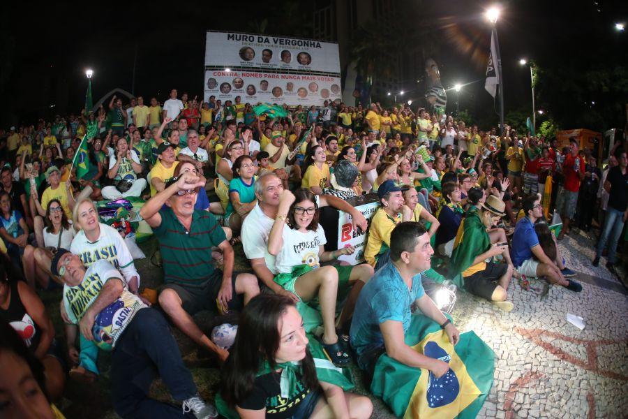 Manifestantes favorveis ao impeachment da presidente Dilma Rousseff acompanham a votao na Praa Portugal (Camila de Almeida/O POVO)