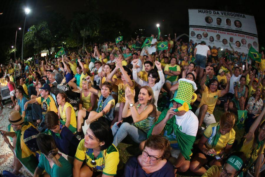 Manifestantes favorveis ao impeachment da presidente Dilma Rousseff acompanham a votao na Praa Portugal (Camila de Almeida/O POVO)