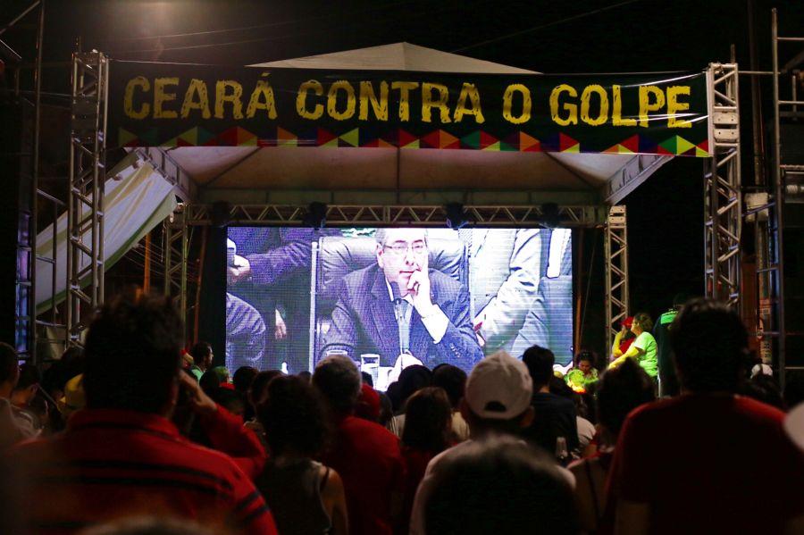 A tendncia do placar de votao sinaliza a aprovao do impeachment da presidente Dilma Roussef. Em Fortaleza, manifestantes contrrios ao impeachment acompanham a votao no bairro Benfica (Fotos: Fbio Lima/O POVO)