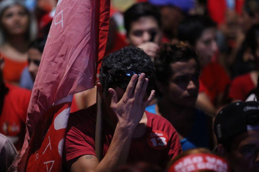 A tendncia do placar de votao sinaliza a aprovao do impeachment da presidente Dilma Roussef. Em Fortaleza, manifestantes contrrios ao impeachment acompanham a votao no bairro Benfica (Fotos: Fbio Lima/O POVO)