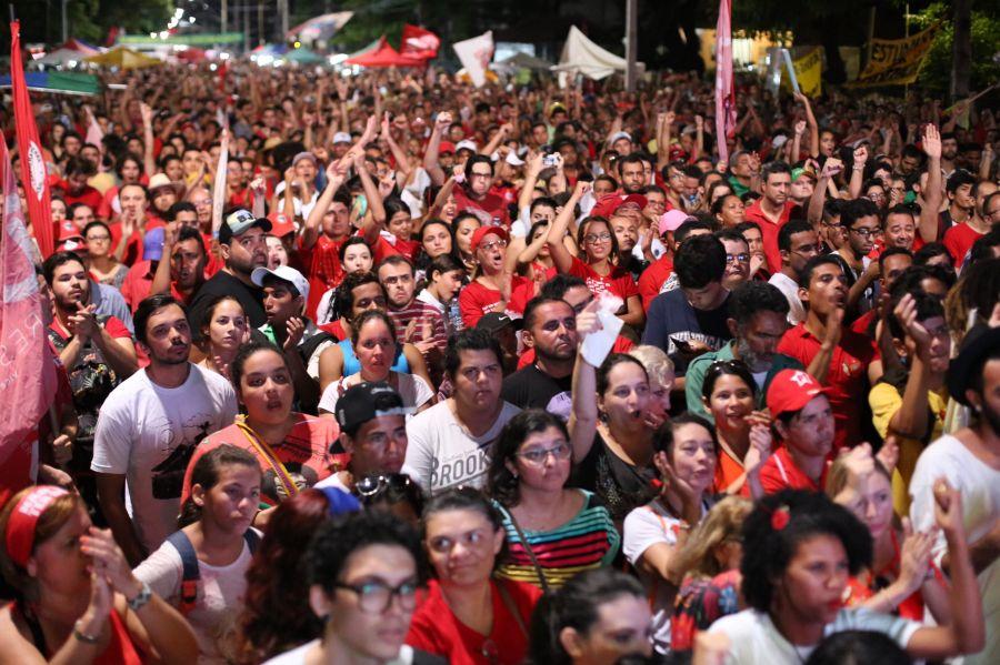 A tendncia do placar de votao sinaliza a aprovao do impeachment da presidente Dilma Roussef. Em Fortaleza, manifestantes contrrios ao impeachment acompanham a votao no bairro Benfica (Fotos: Fbio Lima/O POVO)