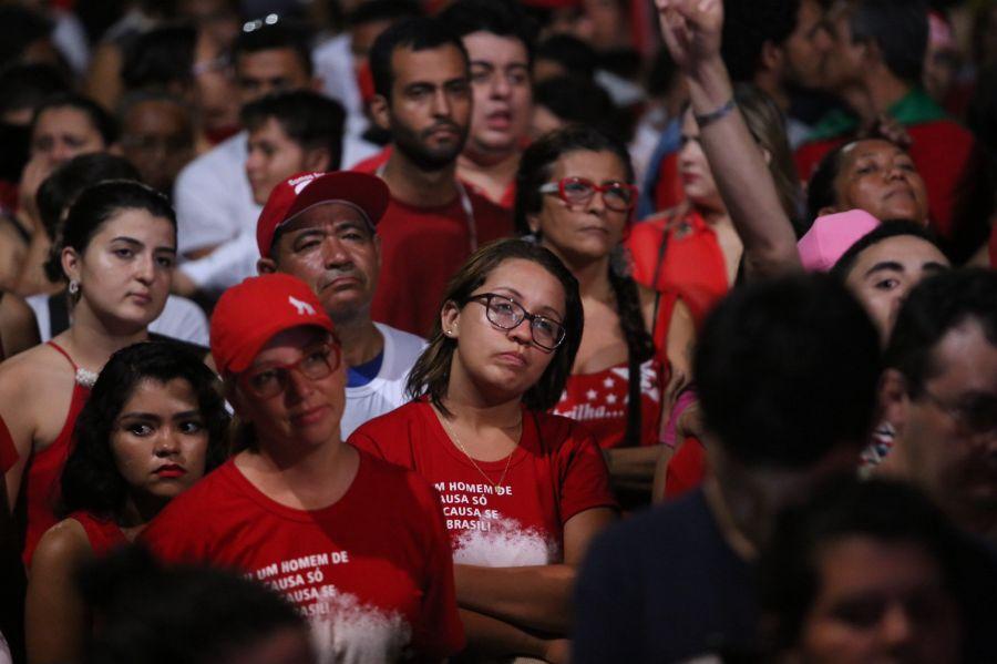 A tendncia do placar de votao sinaliza a aprovao do impeachment da presidente Dilma Roussef. Em Fortaleza, manifestantes contrrios ao impeachment acompanham a votao no bairro Benfica (Fotos: Fbio Lima/O POVO)