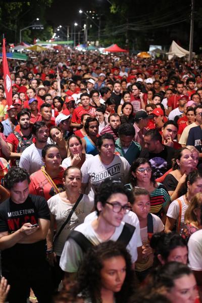 A tendncia do placar de votao sinaliza a aprovao do impeachment da presidente Dilma Roussef. Em Fortaleza, manifestantes contrrios ao impeachment acompanham a votao no bairro Benfica (Fotos: Fbio Lima/O POVO)