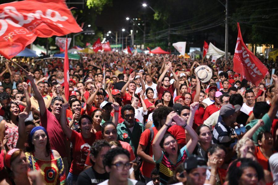 A tendncia do placar de votao sinaliza a aprovao do impeachment da presidente Dilma Roussef. Em Fortaleza, manifestantes contrrios ao impeachment acompanham a votao no bairro Benfica (Fotos: Fbio Lima/O POVO)