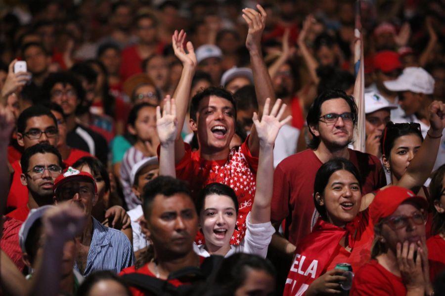 A tendncia do placar de votao sinaliza a aprovao do impeachment da presidente Dilma Roussef. Em Fortaleza, manifestantes contrrios ao impeachment acompanham a votao no bairro Benfica (Fotos: Fbio Lima/O POVO)