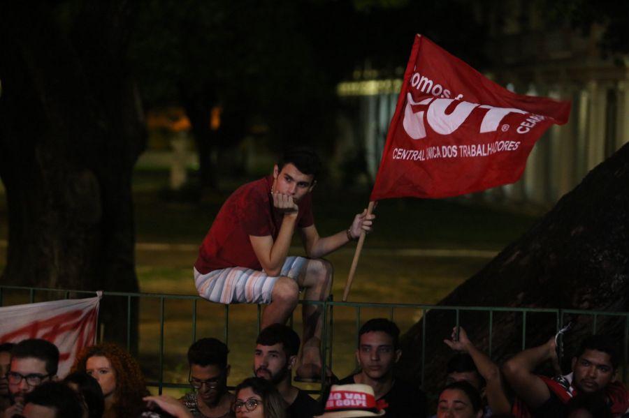 A tendncia do placar de votao sinaliza a aprovao do impeachment da presidente Dilma Roussef. Em Fortaleza, manifestantes contrrios ao impeachment acompanham a votao no bairro Benfica (Fotos: Fbio Lima/O POVO)