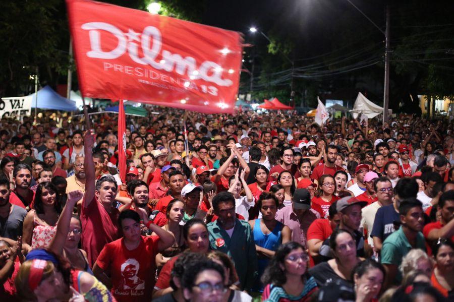 A tendncia do placar de votao sinaliza a aprovao do impeachment da presidente Dilma Roussef. Em Fortaleza, manifestantes contrrios ao impeachment acompanham a votao no bairro Benfica (Fotos: Fbio Lima/O POVO)