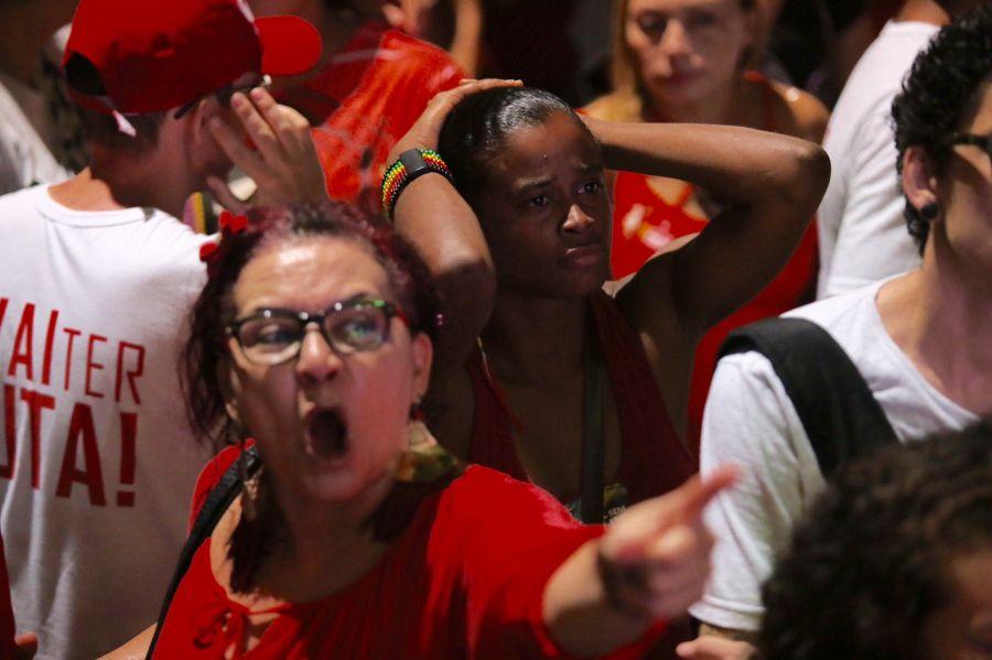 A tendncia do placar de votao sinaliza a aprovao do impeachment da presidente Dilma Roussef. Em Fortaleza, manifestantes contrrios ao impeachment acompanham a votao no bairro Benfica (Fotos: Fbio Lima/O POVO)