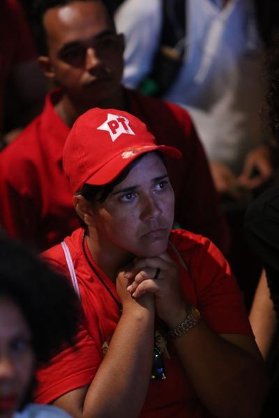 A tendncia do placar de votao sinaliza a aprovao do impeachment da presidente Dilma Roussef. Em Fortaleza, manifestantes contrrios ao impeachment acompanham a votao no bairro Benfica (Fotos: Fbio Lima/O POVO)