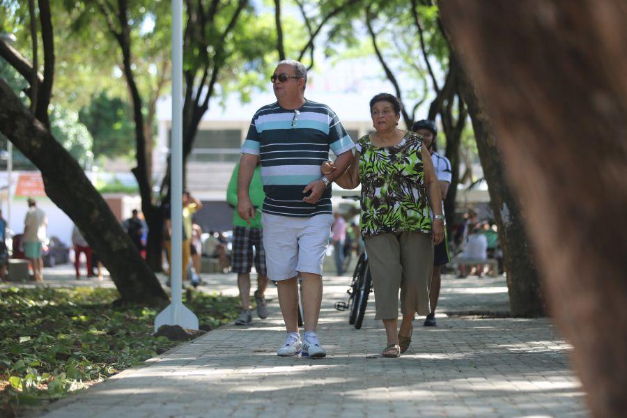 Mais conhecido como Praa das Flores, o Bosque Eudoro Correia foi reinaugurado na manh deste domingo, 15 | Fotos: Camila de Almeida/O POVO