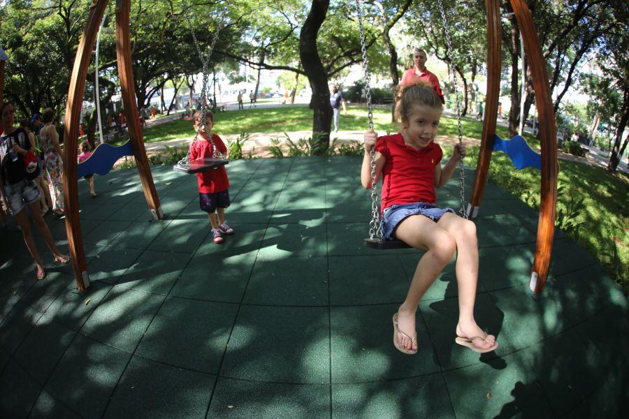 Mais conhecido como Praa das Flores, o Bosque Eudoro Correia foi reinaugurado na manh deste domingo, 15 | Fotos: Camila de Almeida/O POVO