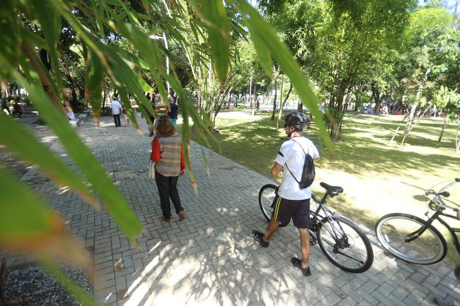 Mais conhecido como Praa das Flores, o Bosque Eudoro Correia foi reinaugurado na manh deste domingo, 15 | Fotos: Camila de Almeida/O POVO