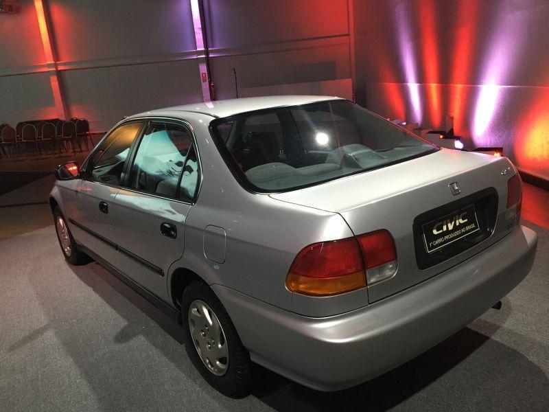 O primeiro Civic produzido no Brasil foi exposto no lanamento da gerao 10. O modelo era da sexta gerao, de 1995. (Foto: Joclio Leal/O POVO)