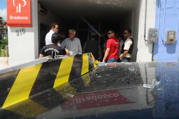 Bando armado explode duas agncias em Tejuuoca