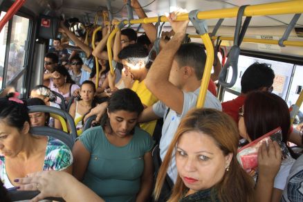 Nova lei deixa todos os assentos de ônibus prioritários | Política | O POVO Online