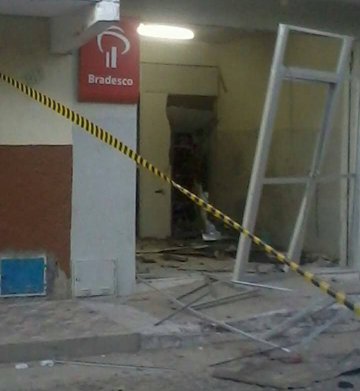 Quadrilha explode agncia bancria em Tururu