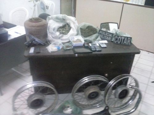 Cinco pessoas da mesma famlia so presas em casa com drogas e arma