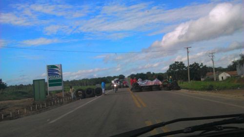 Caminhoneiros seguem protesto na BR-116 