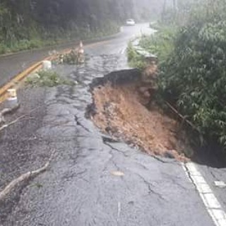 Chuva abre cratera na estrada que d acesso a Guaramiranga