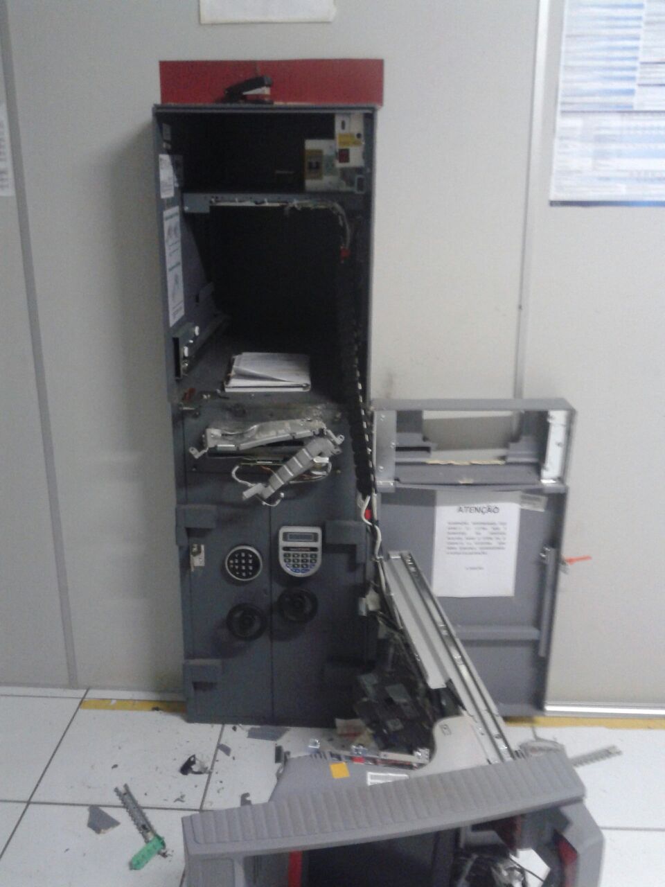 Quatro homens explodem caixa eletrnico de banco em Jaguaribara 