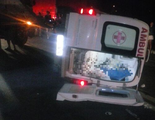 Ambulncia tomba em Chorozinho
