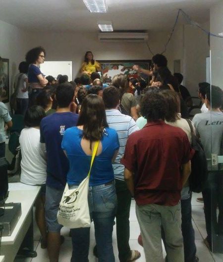 Alunos ocupando a sala da direção em protesto