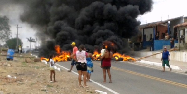 Em protesto contra frequncia de acidentes, moradores interditam rodovia em Santana do Cariri
