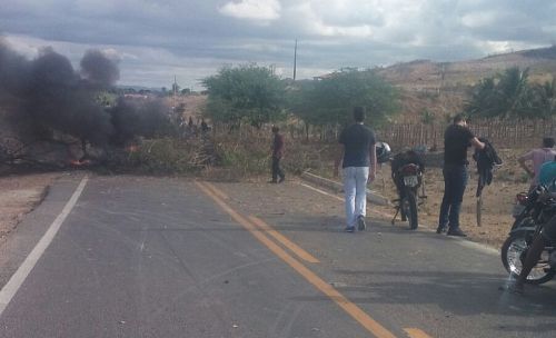 Populao interdita rodovia estadual em Santana do Cariri 