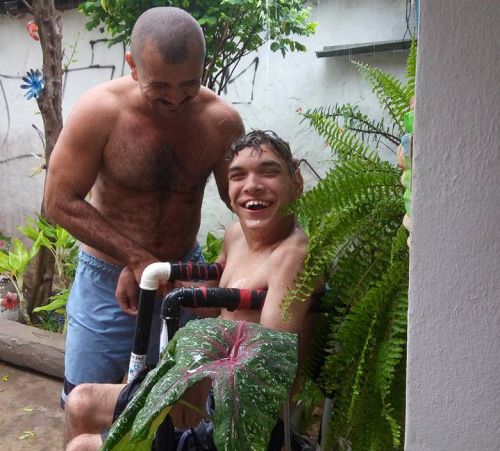 Conhea a histria do pai e filho cearenses que encantaram internautas com banho de chuva