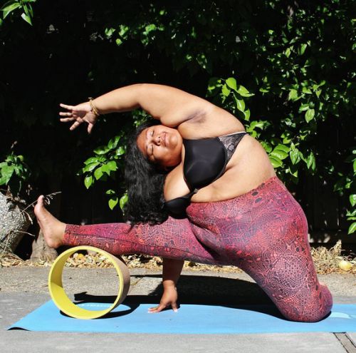 Mulher de 100 kg pratica ioga e faz sucesso nas redes sociais