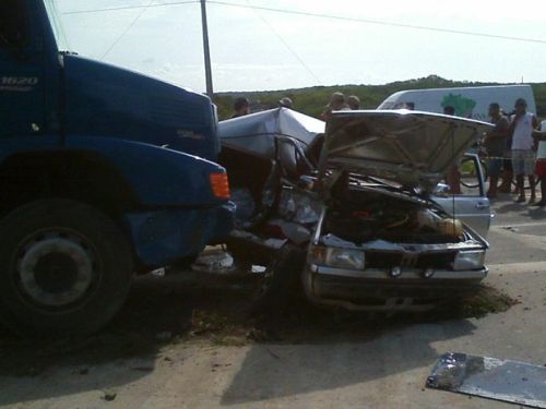 Mulher morre em coliso entre caminho e carro em Chorozinho