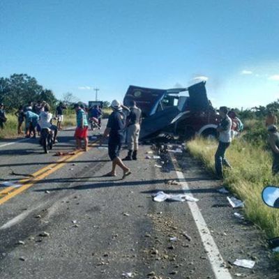 Quadrilha rende vigilantes, explode carro-forte e foge com dinheiro