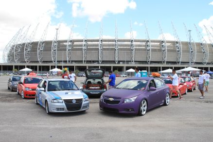 Veja fotos dos carros rebaixados em exposição no encontro Baixos